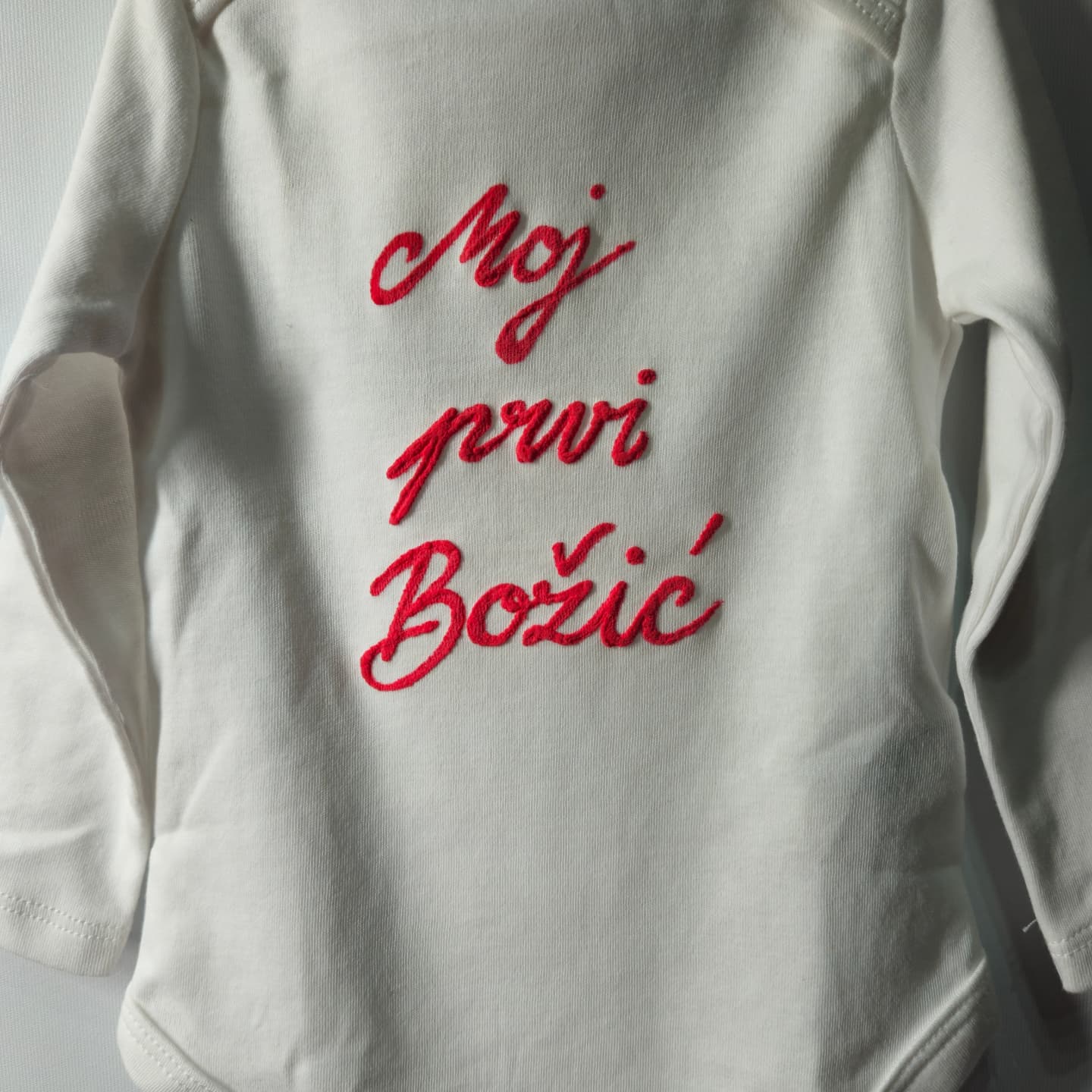 personalizirana ručno oslikana unikatna dječja majica božićna za Božić Moj prvi božić poklon za djecu bebe dijete posebno unikatno personalizirani unikatni pokloni pahuljice šljokice kuglice čarolija